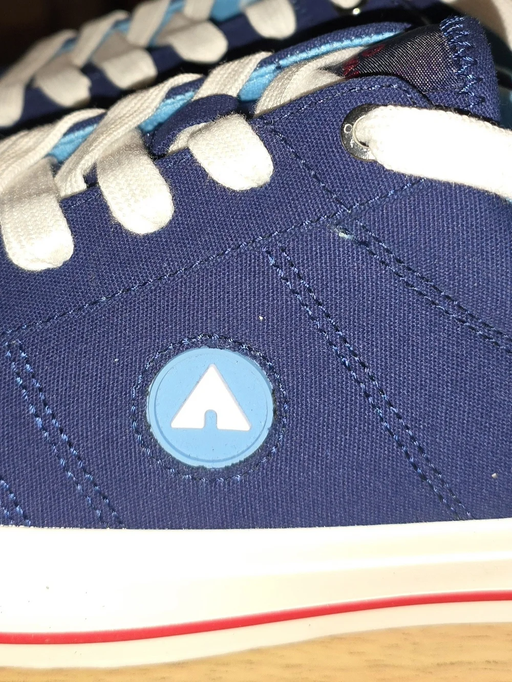 AIRWALK MEN'S NAVY/WHITE BRAND NEW SIZE 10.5 SKATE/CASUAL IDEAL FOR ALL ATTIRES